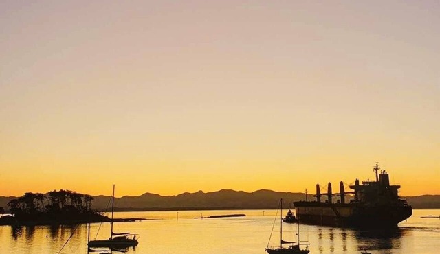 Nelson Waterfront: Harbour Views, Balcony & 2BR in Nelson