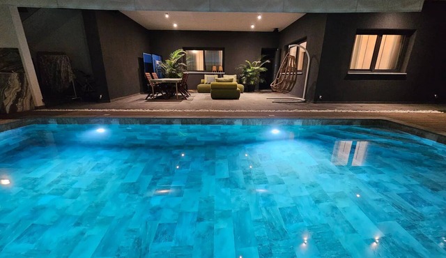 NEW Luxury 2-Bedroom House- Heated Salty Swimming Pool, Sauna and Garden in Agios Tychon