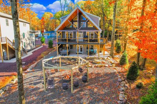 New Luxury Lakeview Haven with Lake Access, HotTub, Game Room, Sleeps 26 in Lake Harmony