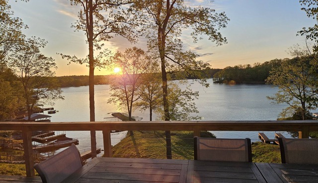 New! Modern! Fire Pit! Paddle Boards! 5 Bedrooms! On the water! Boat Dock! in Goreville
