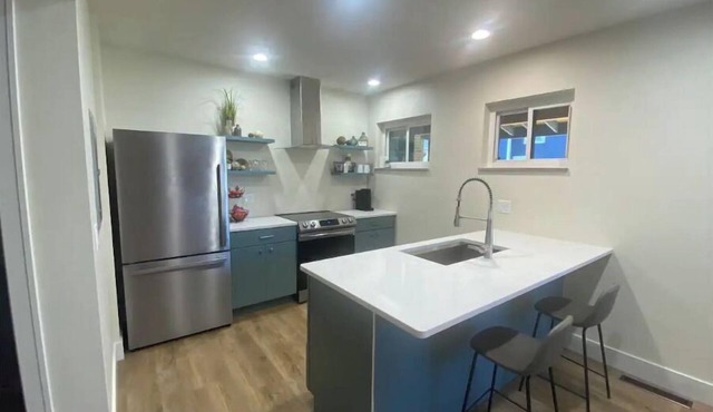 Newly Remolded! Near Downtown. 1 King bed in Tiffin
