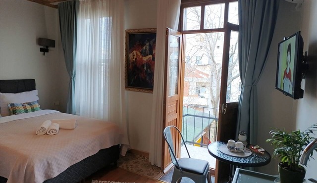 Nice and cozy hotel. Quite rooms. Close to Taksim square.Very good breakfast. in İstanbul