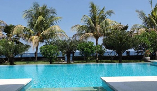 North Bali Beachfront Villa. 10 guests. in Seririt