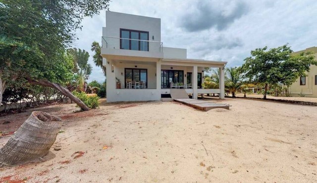 Oceanfront home w private beach, ocean view, kayaks, rooftop, WiFi & partial AC