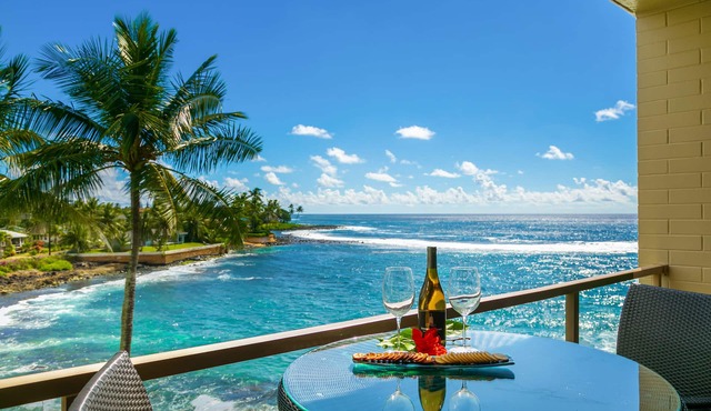 Oceanfront Remodeled Luxury Penthouse/Cooling Trades & A/C/LIGHT & BRIGHT in Koloa