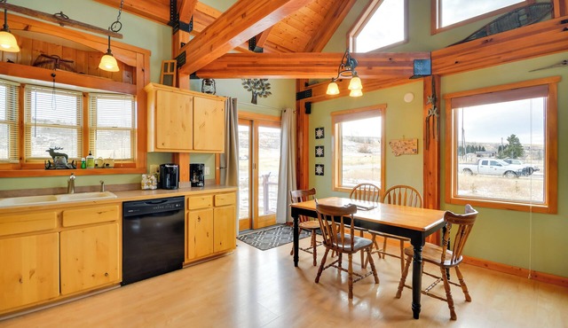'off The Beaten Path' Cabin w/Mtn Views & Hot Tub in Red Lodge