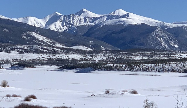 On Lake Dillon with Amazing Views Everywhere! Hot Tub, Grill, Private Balcony! in Frisco