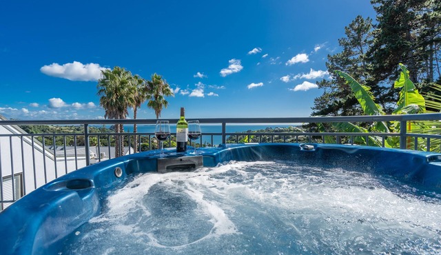 Palm Beach Cottage with Private SpaPool, Air-con and Wifi in Waiheke Island
