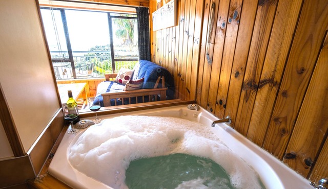 Palm Beach -SupaCute Character Cottage, SKY TV, and Wifi in Waiheke Island