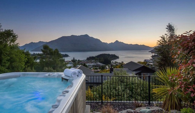 Panoramic Queenscliff | Great location | Spa with a view in Queenstown