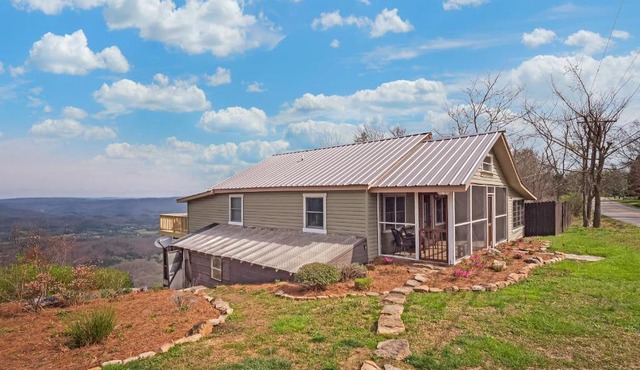 Peach Bluff House in Trenton