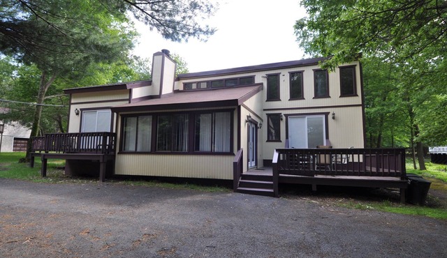 Perfect Getaway In The Poconos! (House #1) HotTub ! Gameroom! WiFi ! in Albrightsville