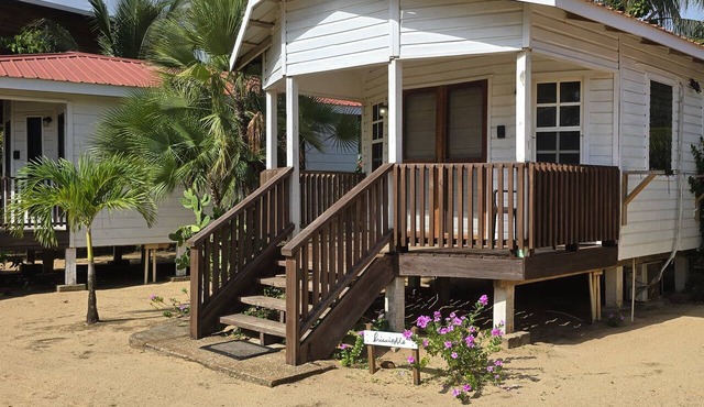 Periwinkle Cabana - Cozy studio style cabana in Friendly Hopkins Village with AC