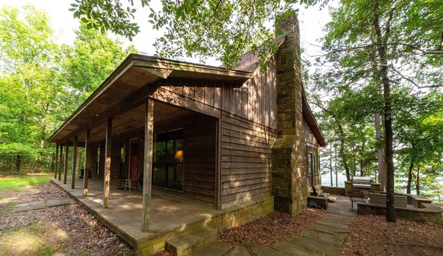 Petit Jean retreat with stunning view of Ada Valley in Morrilton