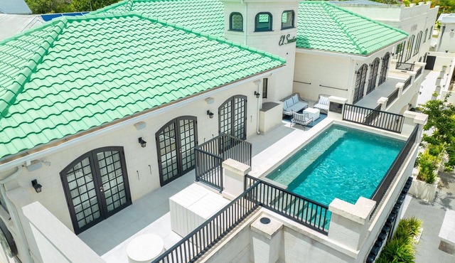 PH2 - Luxury Oceanview 2BR Penthouse w/Rooftop Pool directly opp. Worthing Beach in Worthing