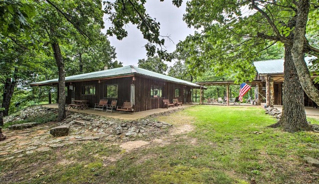 'Pine Lodge Cabin' on 450 Acres in Ozark Mountains in Ponca