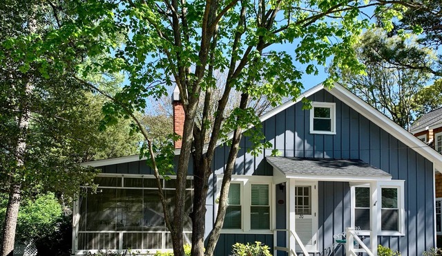 Pines Cottage~ Half Block to Beach ~ 5 Bedrooms ~ Sleeps 10 ~ Huge Porch & Patio in Rehoboth Beach