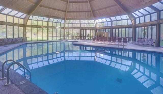 Pocono Mountain Chalet | 5 Min to Waterpark | Pool in Tannersville