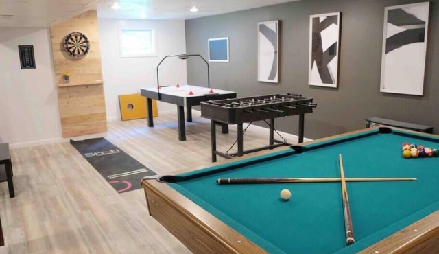 Poconos Escape w/Full Game Room Theater & Hot Tub in Long Pond