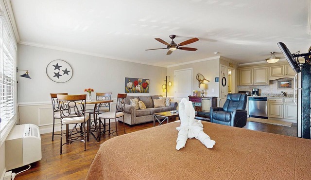Pool + Riverfront! Couples Retreat in Smoky Mtns in Townsend