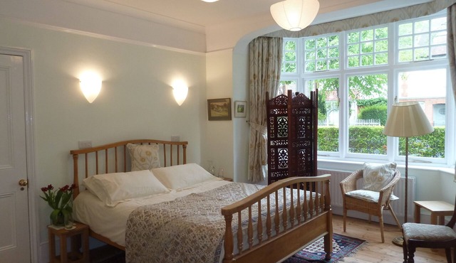 Practical independent 1 bed apartment in leafy street of Hammersmith in London