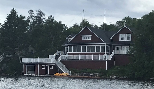 Premium Year-round lakefront Cottage. Bring the entire family or 2 Pet friendly in Falcon Lake