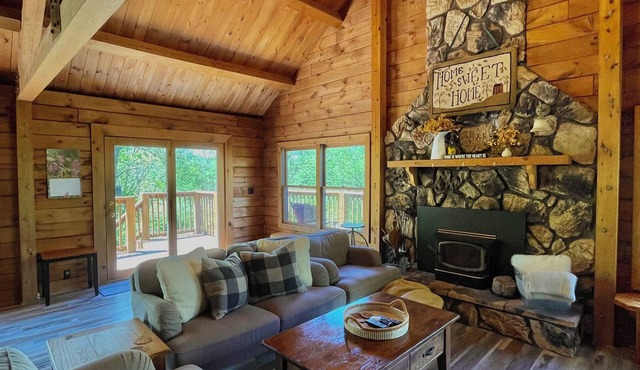 Private Cabin with Pond on Family Farm in Belleville