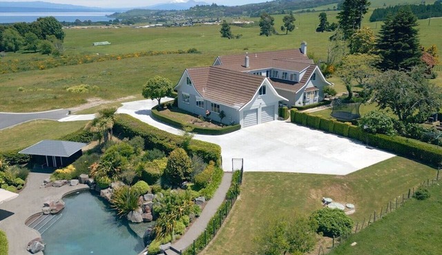 Private Estate, Pool, Spa & Lake Views, Taupō in Taupō