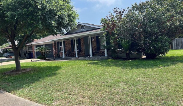 Private Heated pool. 4-bedroom house in San Antonio with game room and gym in San Antonio