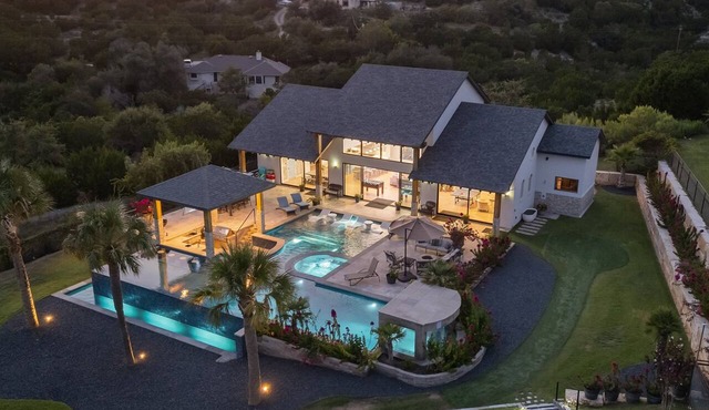 Private Resort ~ Pool, Grotto~ and Spa in Austin