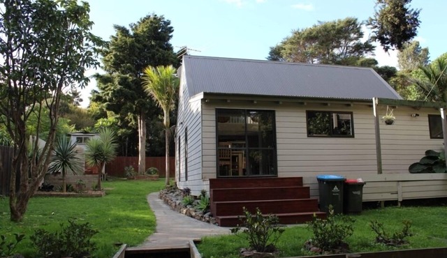 Private, Sunny Waiheke Retreat With A Hot Spa in Ostend