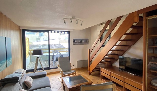 Quiet, bright duplex apartment just a stone's throw from the beach and town centre, garage and terrace. in Larmor-Plage