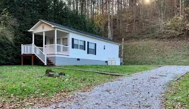 Recently Updated - Cozy Creekside Tiny Home w/Full Kitchen; Walk to Distillery in Forest Hills