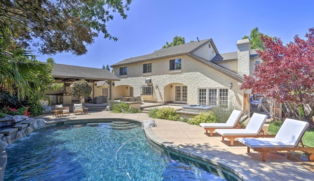 Redding Getaway w/Hot Tub & Outdoor Kitchen! in Redding