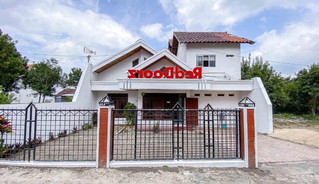 RedDoorz near Eco Green Park Batu in Batu