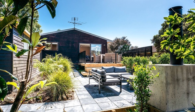 Relax on Ridge | 7 seater car included in Oneroa