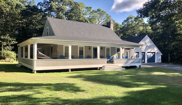 Relaxing home: huge porch & yard, bonus mini-house, beach pass, and lovely lake! in Barnstable