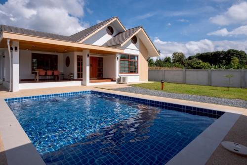 Relaxing Poolside Stay - 3BR Cozy House in Pai