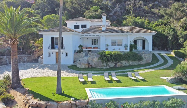 Renovated villa, with comfortable style, large garden and swimming pool for 11 pax. in Tarifa