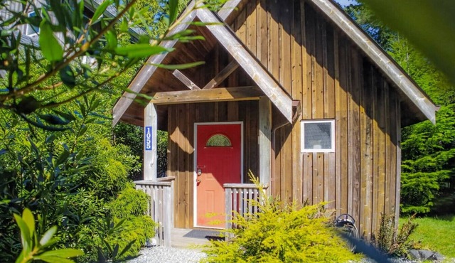 Rising Tide Cabin - Steps from Little Beach in Ucluelet