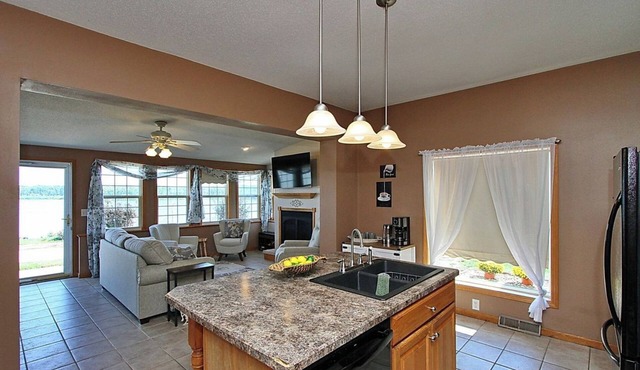 Riverside cozy 4-bedroom house in charming Sabula with WiFi, AC in Sabula