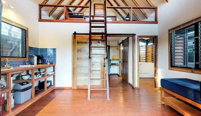 Romantic cabana with veranda, hammock, partial AC & WiFi - walk to the beach
