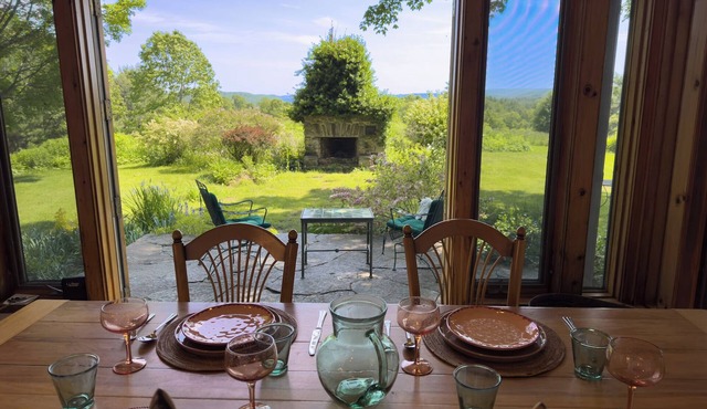 Rustic Beauty: 2-bedroom house in serene Shelburne Falls in Shelburne