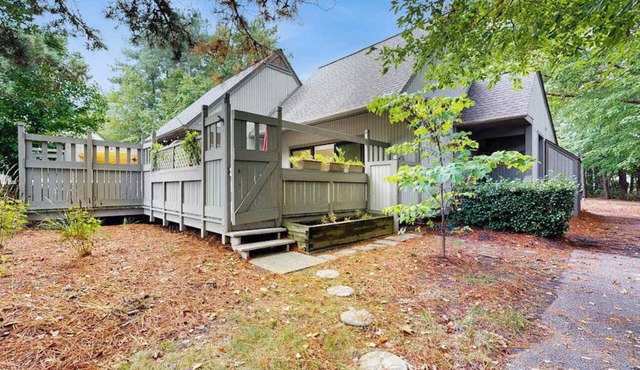 Sea Colony first-floor condo with fast WiFi, central AC & pool/gym access in Bethany Beach