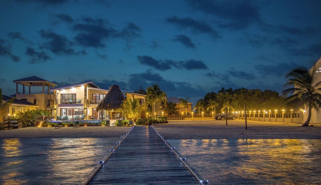 Seana Beach 4-Bedroom Beachfront Villa w/Infinity Pool, Pier & Daily Service