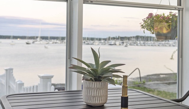 Seaside Apartment in New England Victorian-2 Bedrooms/1 Bath in WARWICK
