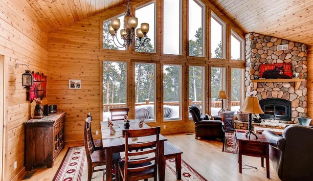 Serene Mountain Cabin Nestled Amongst the Pines - Alpenhaus in Fairplay