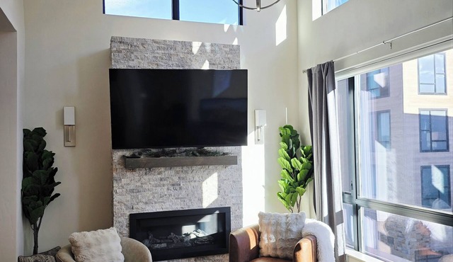 Silverthorne Ski Loft - Garage Parking, Hot Tub, Downtown & Minutes to Slopes in Silverthorne