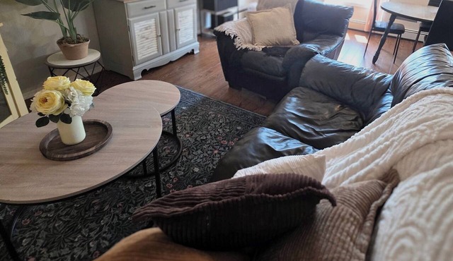 ○Small Town Pearl○ 2Level Hidden Gem Near RedDeer│1K+2Q│Private Yard│Firepit+BBQ in Penhold