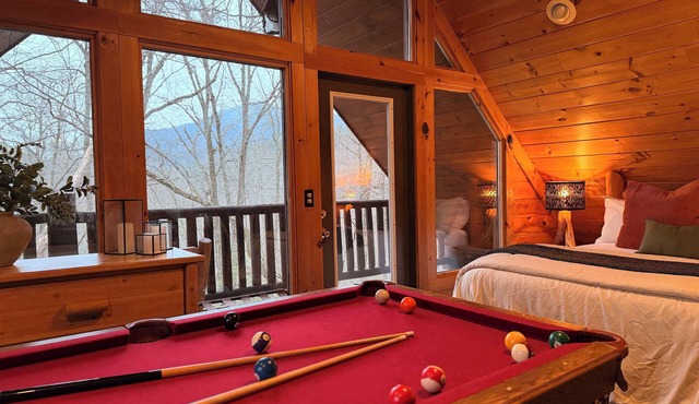 Smokies Escape 1.2 mi from GSMNP! Fireplace, Hot Tub, King Suite in Sevierville